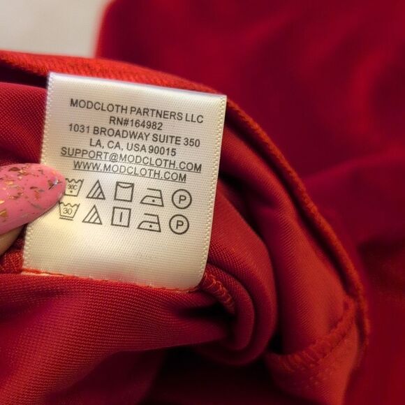NWT ModCloth Loving the Luxe Life Velvet Flare leg Vibrant Hollyberry Red size M - Picture 6 of 12